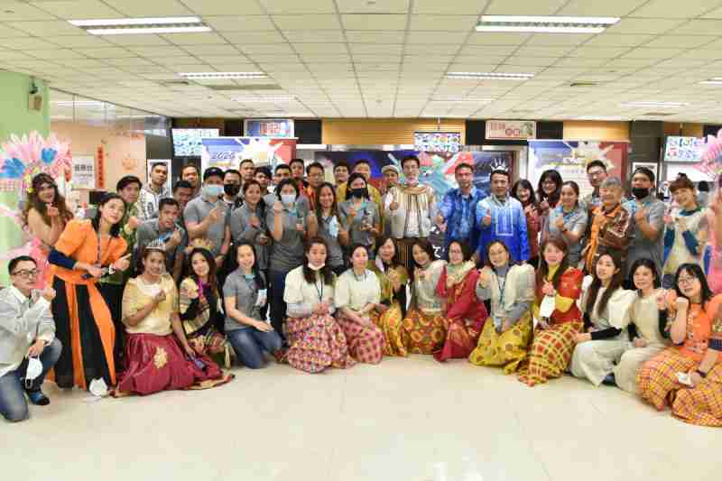 友達推動「安心、、創新、、、用心、、同心、、、、盡心」五星職旅，，，為菲籍員工打造全方位照護，，，，首度贏得「人權實踐與發展領袖獎」殊榮