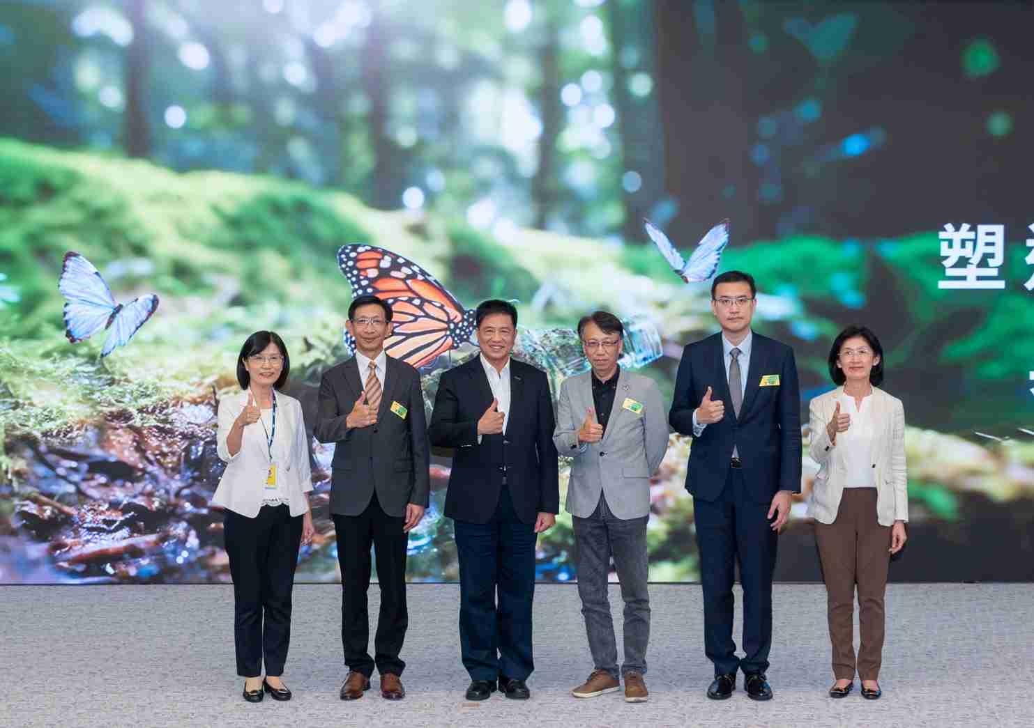 友達2023 CSR共榮大會，，，，邀請領域專家分享交流生物多樣性管理趨勢、、、、無塑產品、、、海廢永續塑料等議題  （圖左到右：友達光電永續長古秀華、、、3M台灣技術長陳君杰、、、友達光電董事長暨集團策略長彭双浪、、、光寶科技企業永續發展處處長陳慶暉、、、、安永聯合會計師事務所執業會計師曾于哲、、、、友達光電供應鏈總部副總經理吳宜芳）