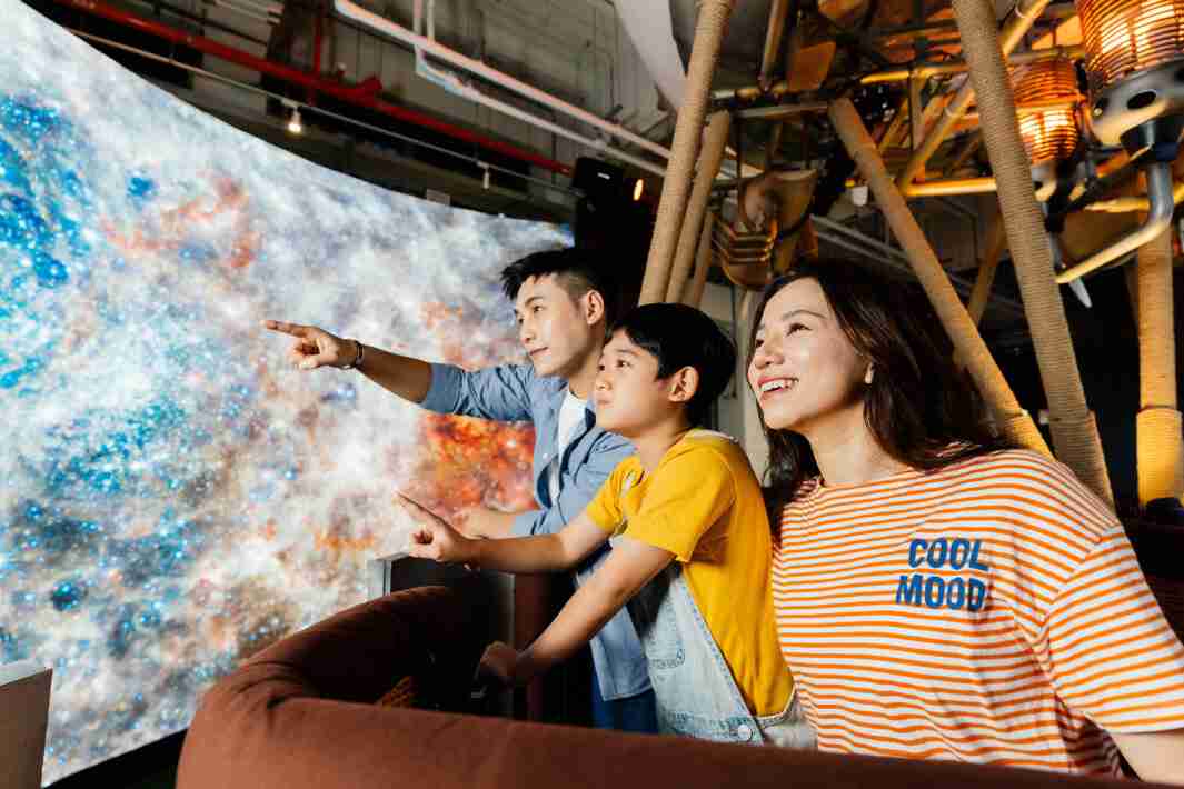 龙门国际打造全台最大宽6公尺、、、高4公尺、、、、唯一搭载LED弧形拼接显示屏的动感飞行船，，，，让乘客驻足在热气球上，，，享受身历其境的伪出国旅游乐趣