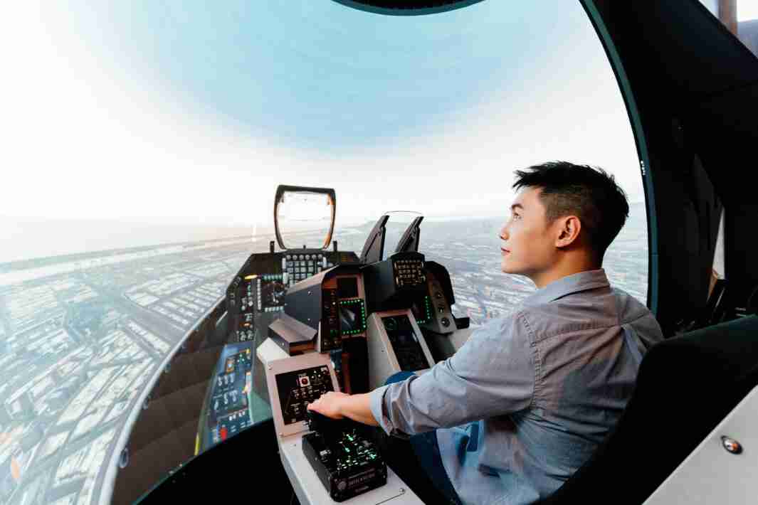 龙门国际以P1.25小间距打造球形LED模拟舱，，，，搭配智崴的精密六轴动态座椅，，结合龙门国际专业影像调校技术，，，，呈现拟真模拟飞行场景