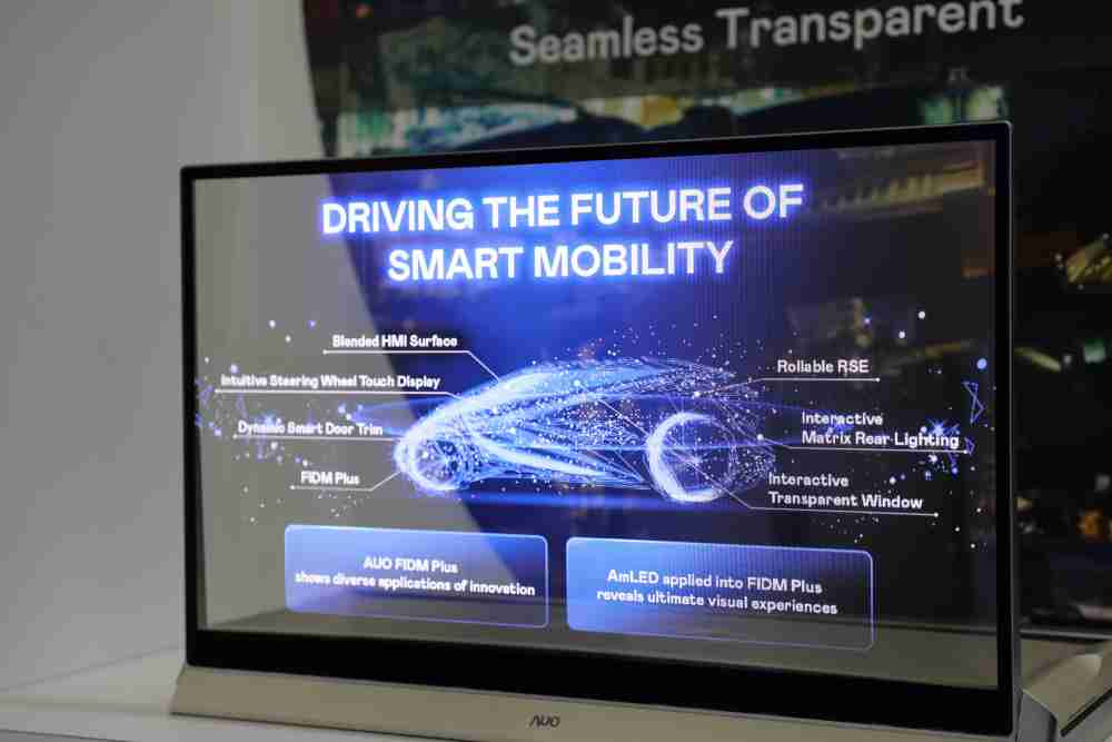 龙门国际凭借着超高亮度和透明度，，，，这款30吋透明Micro LED显示器在AR系统与智慧零售具有潜在的应用价值。。。