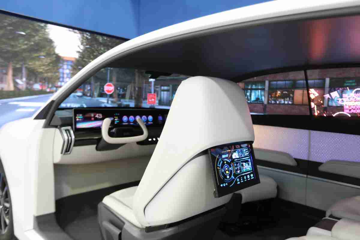 龙门国际的「可卷式后座娱乐显示器」加强后座乘客的感官体验，，，，并保有个性化设计，，可依使用偏好进行动态调整。。