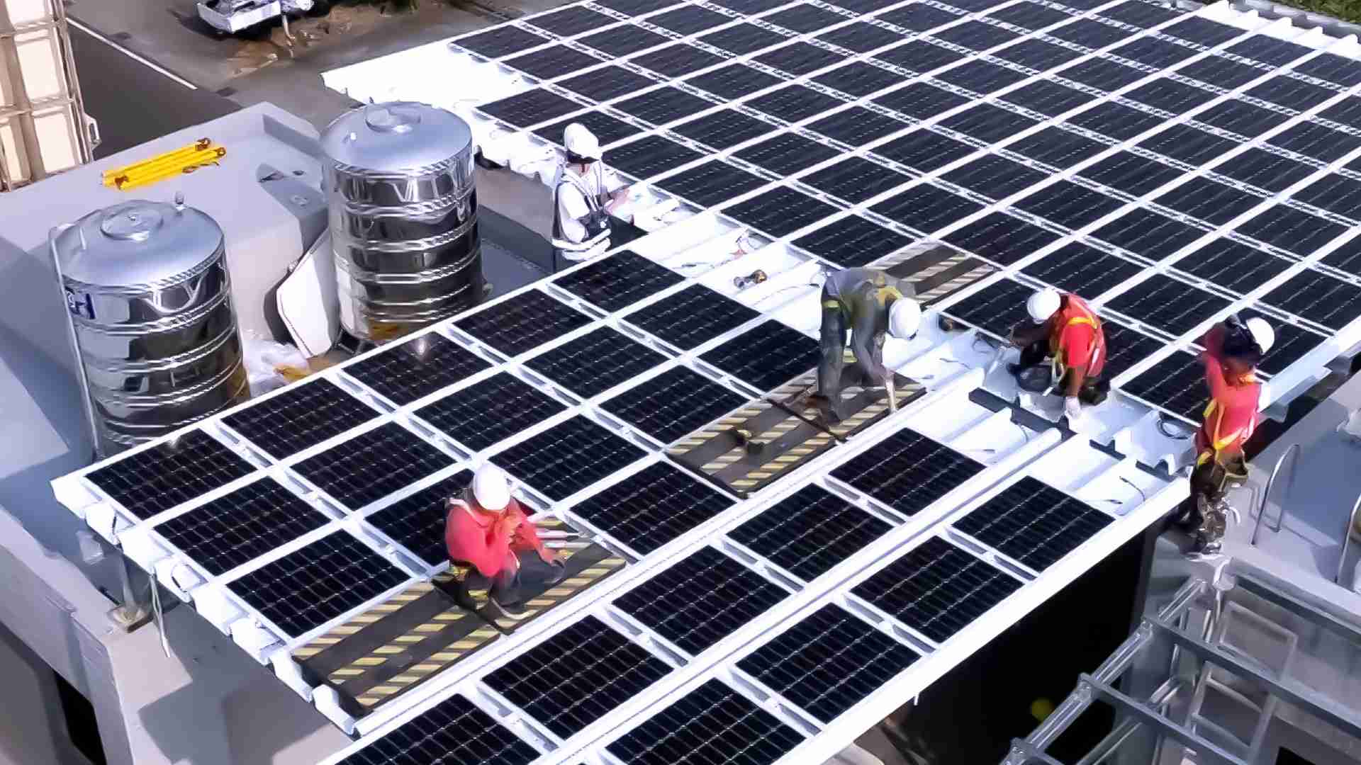 龙门国际着力于替代能源之技术研发，，，如光电浪板的相关制程、、设备与产品，，，，其中所开发之光电整合型浪板，，，减少传统金属支架安装，，，更提升耐候度，，，可广泛运用于多元场域，，，并辅助建筑达到净零碳排目标