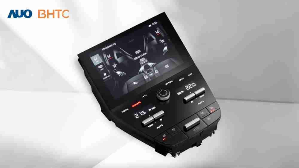 作為友達新生力軍，，，，BHTC所展示的中央與後座鞍部的Display HMI產品，，，可處理多區恆溫控制、、、顯示畫面，，，，呈現仿真3D車室分區；以力傳感技術精準傳遞觸感，，，並結合音量及震動反饋，，，防止意外啟動，，提供使用者自然流暢、、、直觀且輕鬆駕馭的舒適介面