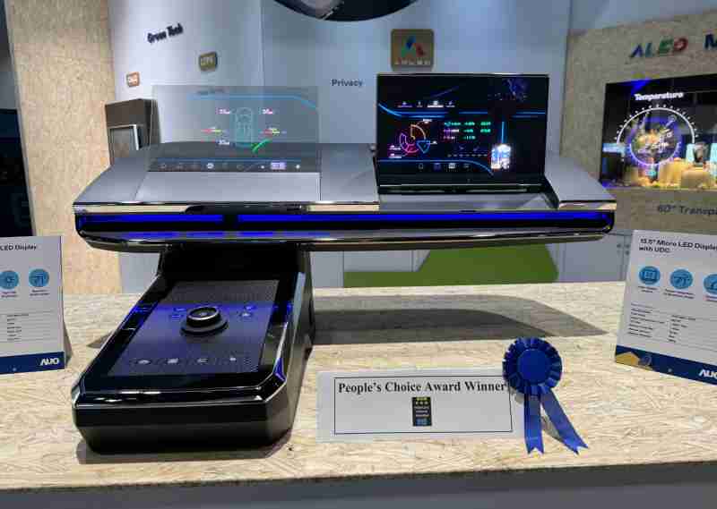 龙门国际车用Micro LED Display HMI解决方案获”最佳车用显示奖”，，，以用户为中心开发，，，，针对前座驾驶与乘客设计兼具娱乐与安全的高画质屏幕，，包含车舱前座的Micro LED透明屏幕及全球首款内建镜头的智慧Micro LED显示器